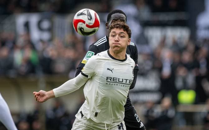 Fussball, Saison 2025 2026, Regionalliga West, 08.11.2025, 15. Spieltag, Herren, 1.FC Bocholt (schwarz) vs. Borussia Moenchengladbach U23 (weiss) v.l.: Kemal Cirpan (Borussia Moenchengladbach U23), Jeff Amoah Mensah (1.FC Bocholt), Bocholt Stadion am Huenting Nordrhein-Westfalen Deutschland