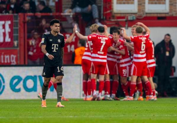 Luis Diaz (FC Bayern Muenchen, 14) ist enttäuscht nach dem Gegentor. (is disappointed after conceding a goal) 08.11.2025, 1. FC Union Berlin - FC Bayern München, Fussball, 1. Bundesliga in Berlin, Stadion an der Alten Försterei DFL regulations prohibit any use of photographs as image sequences and or quasi-video. Copyright: HMBxMedia xMarcoxBader