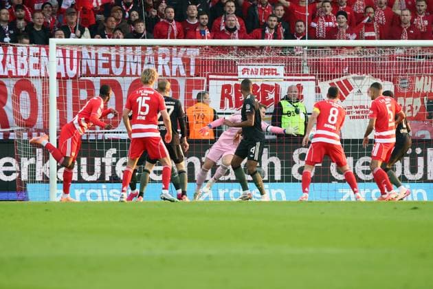 08.11.2025, xtgx, Fussball 1.Bundesliga, Union Berlin - FC Bayern München v.l. Abseitstor Ilyas Ansah (1. FC Union Berlin) Manuel Neuer (FC Bayern Muenchen) (DFL DFB REGULATIONS PROHIBIT ANY USE OF PHOTOGRAPHS as IMAGE SEQUENCES and or QUASI-VIDEO) Berlin