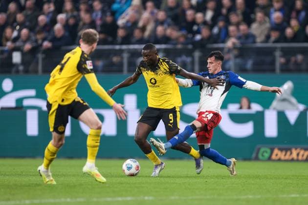 08.11.2025, 1. Bundesliga, 10. Spieltag, Hamburger SV - Borussia Dortmund, v. l. Serhou Guirassy (Borussia Dortmund), Nicolas Capaldo (Hamburger SV), Hamburg Volksparkstadion Hamburg Deutschland xRHR-FOTO DEx Copyright: DennisxEwert RHR-FOTOx RHR-FOTO DE