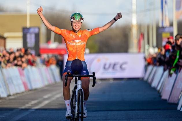 2025 UEC Cyclo-Cross EC - Women Elite MIDDELKERKE, BELGIUM - NOVEMBER 08 : Van Der Heijden Inge (NED) celebrating her victory during the 2025 UEC Cyclo-Cross European Championships for Women Elite on November 08, 2025 in Middelkerke, Belgium, 08 11 2025 Middelkerke Belgium  Copyright: xNicoxVereeckenx