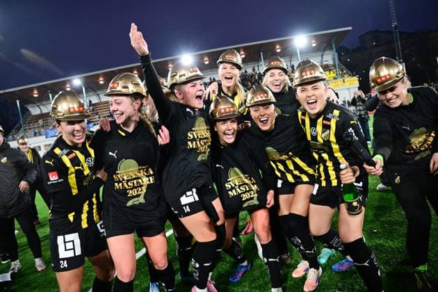 STOCKHOLM, SVERIGE 20251108 Häcken firar sitt SM-guld efter lördagens fotbollsmatch i damallsvenskan mellan Djurgarden och BK Häcken FF som slutade 0-2 pa Kristinebergs IP 1. STOCKHOLM SVERIGE x10030x Copyright: xJonasxEkströmer TTx DAMALLSVENSKAN DJURGARDEN-HÄCKEN