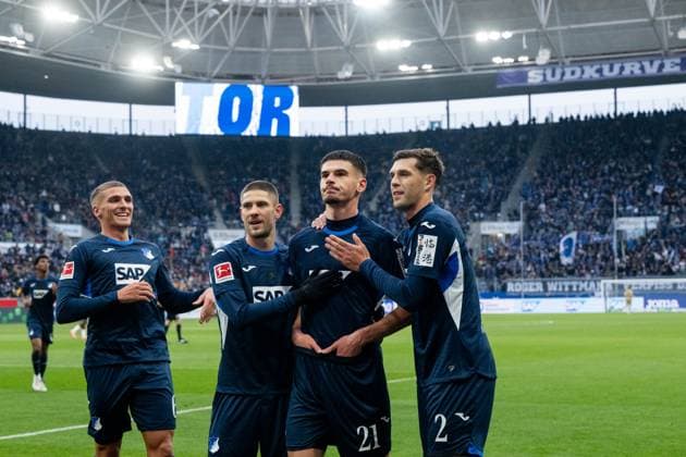 Grischa Proemel (TSG Hoffenheim, 06), Andrej Kramaric (TSG Hoffenheim, 27), Albian Hajdari (TSG Hoffenheim, 21), Robin Hranac (TSG Hoffenheim, 02) jubeln ueber das Tor zum 1:1, GER, TSG 1899 Hoffenheim vs RB Leipzig, Fussball Bundesliga, 10. Spieltag, Saison 2025 2026, 07.11.2025 DFB DFL regulations prohibit any use of photographs as image sequences and or quasi-video GER, TSG 1899 Hoffenheim vs RB Leipzig, Fussball Bundesliga, 10. Spieltag, Saison 2025 2026, 07.11.2025 Sinsheim Copyright: xEibner-Pressefoto Memmlerx EP_MMR