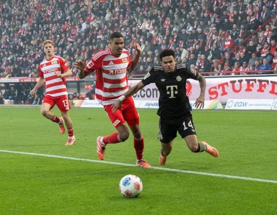 Fußball, Herren, Saison 2025 2026, 1. Bundesliga (10. Spieltag), 1. FC Union Berlin - FC Bayern München, v. l. Andras Schäfer (1. FC Union), Danilho Doekhi (1. FC Union), Luis Diaz (Bayern München) 08.11.2025, Copyright: xMatthiasxKochx
