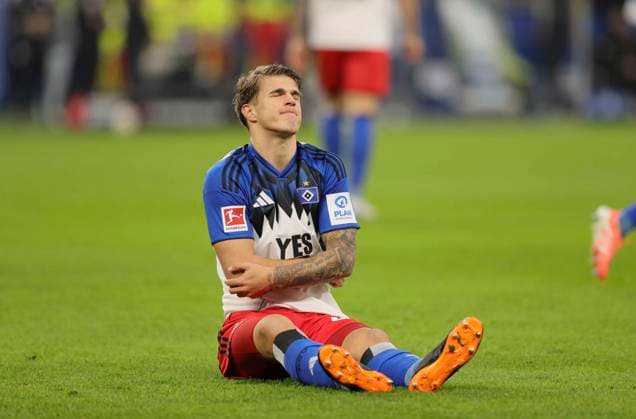 Foto : skeptische Miene bei ... Luka VUSKOVIC ( HSV ) Fussball 1. Liga , 10. Spieltag am Sa. 08.11.2025 Hamburger SV - Borussia Dortmund