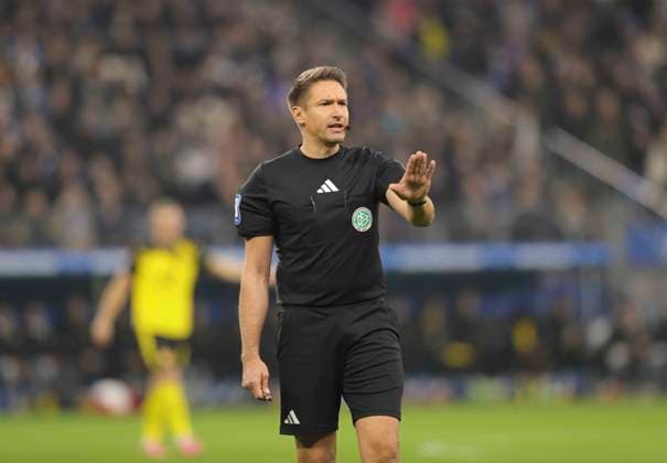 Foto : Schiri Tobias Reichel Fussball 1. Liga , 10. Spieltag am Sa. 08.11.2025 Hamburger SV - Borussia Dortmund