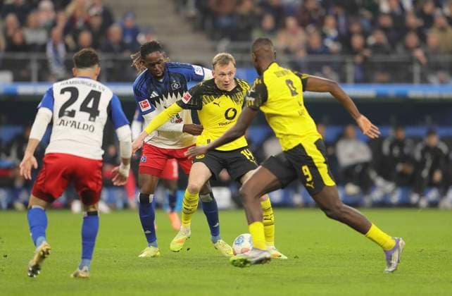 Foto : Maximilian BEIER (Dortmund) gegen Albert LOKONGA ( HSV ) Fussball 1. Liga , 10. Spieltag am Sa. 08.11.2025 Hamburger SV - Borussia Dortmund