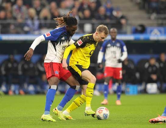 Foto : Maximilian BEIER (Dortmund) gegen Albert LOKONGA ( HSV ) Fussball 1. Liga , 10. Spieltag am Sa. 08.11.2025 Hamburger SV - Borussia Dortmund