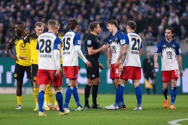 08.11.2025, 1. Bundesliga, 10. Spieltag, Hamburger SV - Borussia Dortmund, v. l. Schiedsrichter Tobias Reichel (GER) spricht mit Luka Vuskovic (Hamburger SV), Hamburg Volksparkstadion Hamburg Deutschland xRHR-FOTO DEx Copyright: DennisxEwert RHR-FOTOx RHR-FOTO DE