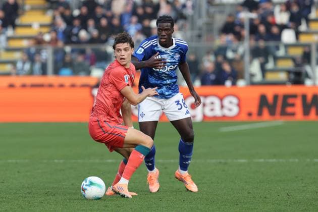 Como™s Como™s Assane Diao Cagliari s Marco Palestra during the Serie A soccer match between Como and Cagliari at the Giuseppe Sinigaglia stadium in Como, north Italy - November 8, 2025 - Soccer.  Copyright: xAntonioxSaiai LaPressex