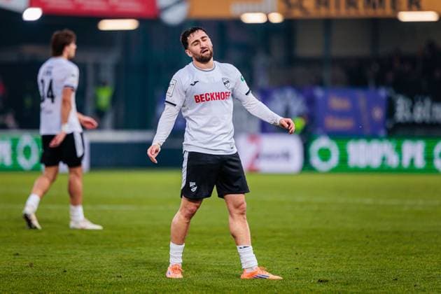 Timur Gayret (SC Verl, 30) ist enttaeuscht traurig nach 1:1 Unentschieden GER, SC Verl vs. FC Erzgebirge Aue, Fussball, 3. Liga, 14. Spieltag, Spielzeit 2025 2026, 08.11.2025 DFL Regulations prohibit any use of photographers as image sequences and or quasi-video. GER, SC Verl vs. FC Erzgebirge Aue, Fussball, 3. Liga, 14. Spieltag, Spielzeit 2025 2026, 08.11.2025 Verl Copyright: xEibner-Pressefoto JanxRollingerx EP_JSK