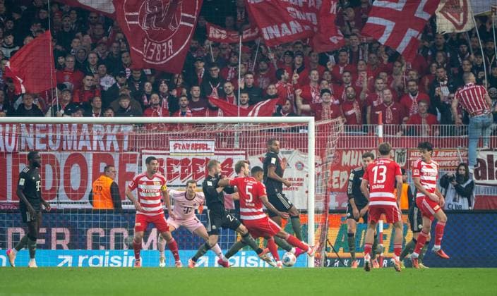 Fußball, Herren, Saison 2025 2026, 1. Bundesliga (10. Spieltag), 1. FC Union Berlin - FC Bayern München, Danilho Doekhi (5 1. FC Union) erzielt das Tor zum 1:0 gegen Torwart Manuel Neuer (Bayern München), 08.11.2025, Copyright: xMatthiasxKochx
