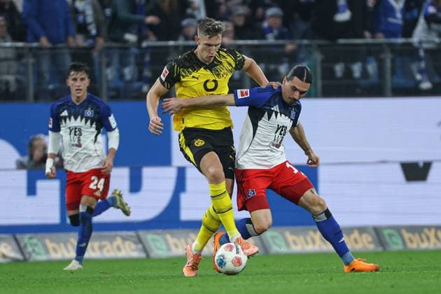 1. Bundesliga - Hamburger SV - Borussia Dortmund am 08.11.2025 im Volksparkstadion in Hamburg Rayan Philippe (Hamburg 14) gegen Nico Schlotterbeck (Dortmund 4)