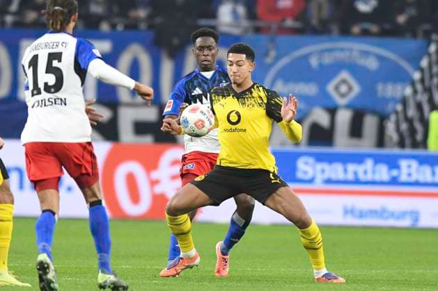 GER; 1. FBL,, Hamburger SV vs Borussia Dortmund 08.11.2025, Volksparkstadion, Hamburg, GER; 1. FBL, Hamburger SV vs Borussia Dortmund im Bild Yussuf Poulsen (Hamburg 15) und Albert Sambi Sami Lokonga (Hamburg 06) versuchen sich gegen Jobe Bellingham (Dortmund 07) durchzusetzen