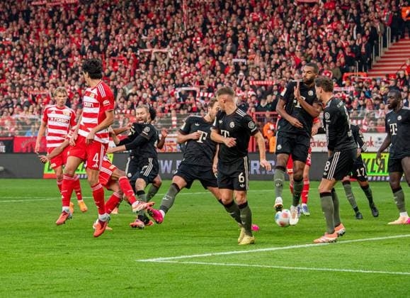 Fußball, Herren, Saison 2025 2026, 1. Bundesliga (10. Spieltag), 1. FC Union Berlin - FC Bayern München, v. l. Danilho Doekhi (1. FC Union Berlin) erzielt das Tor zum 1:0 gegen Konrad Laimer (Bayern München), Harry Kane (Bayern München), Joshua Kimmich (Bayern München), Jonathan Tah (Bayern München) und Leon Goretzka (Bayern München), 08.11.2025, Copyright: xSebastianxRäppold MatthiasxKochx