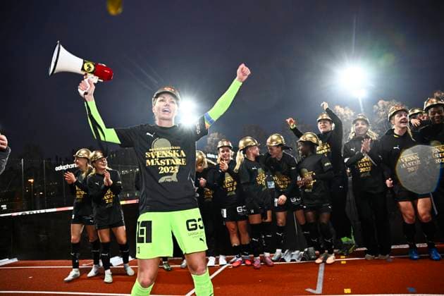 STOCKHOLM, SWEDEN 20251108 Häcken celebrates its Swedish Championship gold after Saturday s women s football match between Djurgarden and BK Häcken FF which ended 0-2 at Kristinebergs IP 1. STOCKHOLM SWEDEN x10030x