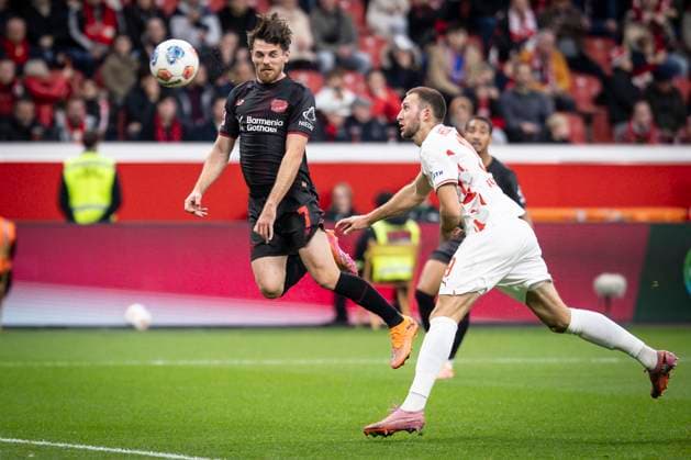 LEVERKUSEN, GERMANY - NOVEMBER 8: A header of Jonas Hofmann (Bayer 04 Leverkusen, 7) brings the 2:0, Jonas Foehrenbach (Föhrenbach, Fohrenbach, 1. FC Heidenheim, 19) can’t defend during the Bundesliga match (gameday 10) between Bayer 04 Leverkusen vs. 1. FC Heidenheim at BayArena on November 8, 2025 in Leverkusen, Germany. (Photo by Axel Kohring Beautiful Sports) DFL REGULATIONS PROHIBIT ANY USE OF PHOTOGRAPHS AS IMAGE SEQUENCES AND OR QUASI-VIDEO. Nordrhein-Westfalen Germany Copyright: xBEAUTIFULxSPORTS AxelxKohringx