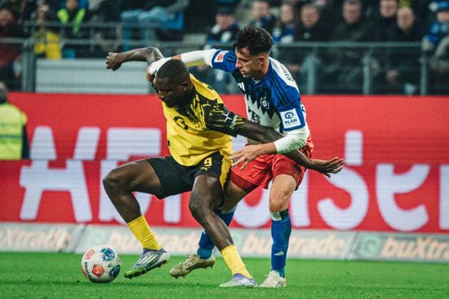 1. Bundesliga: Hamburger SV vs. Borussia Dortmund, 08.11.2025 Serhou Guirassy (Borussia Dortmund, 9) im Zweikampf mit Nicolas Capaldo (Hamburger SV, 24); Fußball, 1. Bundesliga, 10. Spieltag: Hamburger SV vs. Borussia Dortmund am 08.11.2025 im Volksparkstadion, Hamburg DFL REGULATIONS PROHIBIT ANY USE OF PHOTOGRAPHS AS IMAGE SEQUENCES AND OR QUASI-VIDEO. Copyright: xBEAUTIFULxSPORTS Tonhäuserx