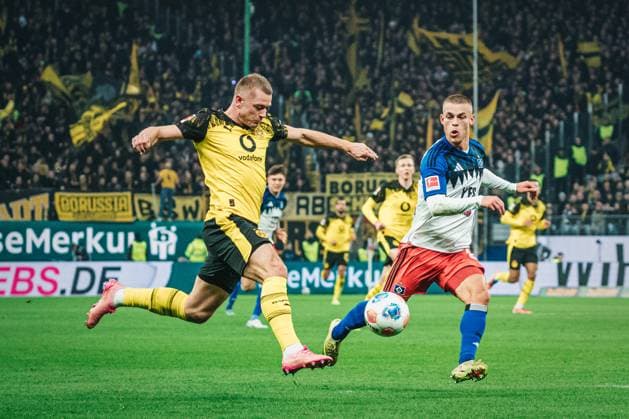 1. Bundesliga: Hamburger SV vs. Borussia Dortmund, 08.11.2025 Waldemar Anton (Borussia Dortmund, 3) gegen Miro Muheim (Hamburger SV, 28); Fußball, 1. Bundesliga, 10. Spieltag: Hamburger SV vs. Borussia Dortmund am 08.11.2025 im Volksparkstadion, Hamburg DFL REGULATIONS PROHIBIT ANY USE OF PHOTOGRAPHS AS IMAGE SEQUENCES AND OR QUASI-VIDEO. Copyright: xBEAUTIFULxSPORTS Tonhäuserx