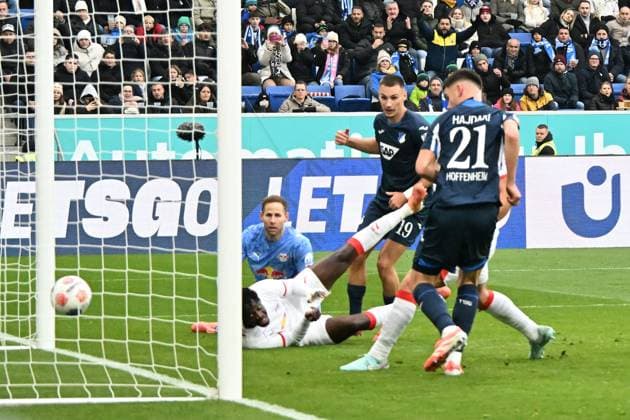 08.11.2025, xsltx, Fussball 1.Bundesliga, TSG 1899 Hoffenheim - RB Leipzig v.l. Albian Hajdari (1899 Hoffenheim) Torschuetze, erzielt das Tor, Treffer, scores the goal 1:1 (DFL DFB REGULATIONS PROHIBIT ANY USE OF PHOTOGRAPHS as IMAGE SEQUENCES and or QUASI-VIDEO) Sinsheim