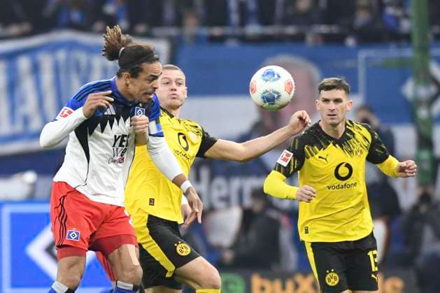 GER; 1. FBL,, Hamburger SV vs Borussia Dortmund 08.11.2025, Volksparkstadion, Hamburg, GER; 1. FBL, Hamburger SV vs Borussia Dortmund im Bild Yussuf Poulsen (Hamburg 15) versucht sich gegen Julian Ryerson (Dortmund 26) durchzusetzen