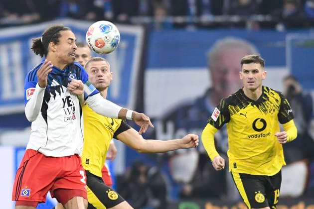 GER; 1. FBL,, Hamburger SV vs Borussia Dortmund 08.11.2025, Volksparkstadion, Hamburg, GER; 1. FBL, Hamburger SV vs Borussia Dortmund im Bild Yussuf Poulsen (Hamburg 15) versucht sich gegen Julian Ryerson (Dortmund 26) durchzusetzen