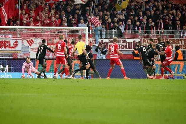 08.11.2025, xtgx, Fussball 1.Bundesliga, Union Berlin - FC Bayern München v.l. Danilho Doekhi (1. FC Union Berlin) Torschuetze, erzielt das Tor, Treffer, scores the goal 1:0 Manuel Neuer (FC Bayern Muenchen) (DFL DFB REGULATIONS PROHIBIT ANY USE OF PHOTOGRAPHS as IMAGE SEQUENCES and or QUASI-VIDEO) Berlin