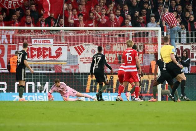 08.11.2025, xtgx, Fussball 1.Bundesliga, Union Berlin - FC Bayern München v.l. Danilho Doekhi (1. FC Union Berlin) Torschuetze, erzielt das Tor, Treffer, scores the goal 1:0 Manuel Neuer (FC Bayern Muenchen) (DFL DFB REGULATIONS PROHIBIT ANY USE OF PHOTOGRAPHS as IMAGE SEQUENCES and or QUASI-VIDEO) Berlin