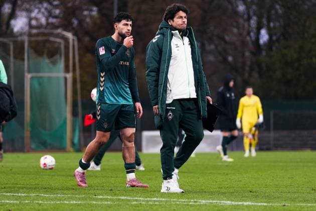 Deutschland: Fussball Regionalliga Nord Saison 2025 26, 18. Spieltag - SV Werder Bremen II U23 vs FSV Schöningen - Weserstadion Platz 11: Nelson Valdez (Co-Trainer, Werder Bremen II U23), Safa Yildirim (Werder Bremen II U23, 7) *** Germany Soccer Regionalliga Nord Season 2025 26, 18 Matchday SV Werder Bremen II U23 vs FSV Schöningen Weserstadion Place 11 Nelson Valdez Co Coach, Werder Bremen II U23 , Safa Yildirim Werder Bremen II U23, 7 Copyright: xLeonxFrickx