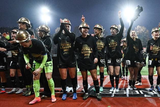 251108 Häckens spelare jublar efter fotbollsmatchen i Damallsvenskan mellan Djurgarden och Häcken den 8 november 2025 i Stockholm. Copyright: MAXIMxTHORE BB251108MT059