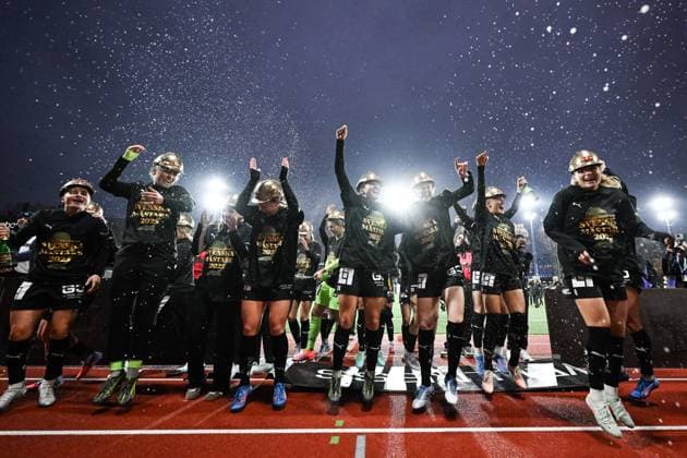 251108 Häckens spelare jublar efter fotbollsmatchen i Damallsvenskan mellan Djurgarden och Häcken den 8 november 2025 i Stockholm. Copyright: MAXIMxTHORE BB251108MT062