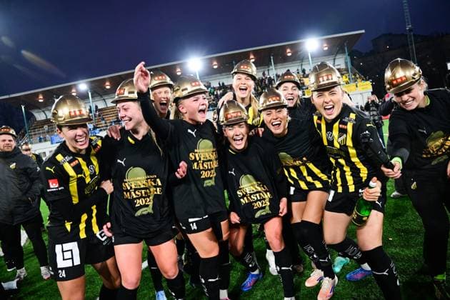 STOCKHOLM, SWEDEN 20251108 Häcken celebrates its Swedish Championship gold after Saturday s women s football match between Djurgarden and BK Häcken FF which ended 0-2 at Kristinebergs IP 1. STOCKHOLM SWEDEN x10030x