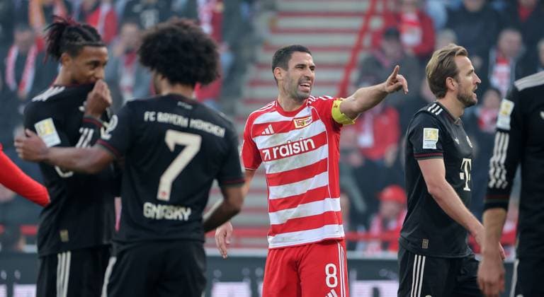 Rani Khedira zeigend, gestikulierend Aktion Oberkörper Fußball Fussball Bundesliga Herren DFL 10. Spieltag Saison 2025 2026 08.11.2025 1.FC Union Berlin FCU vs. FC Bayern München FCB DFL regulations prohibit any use of photographs as image sequences and or quasi-video.