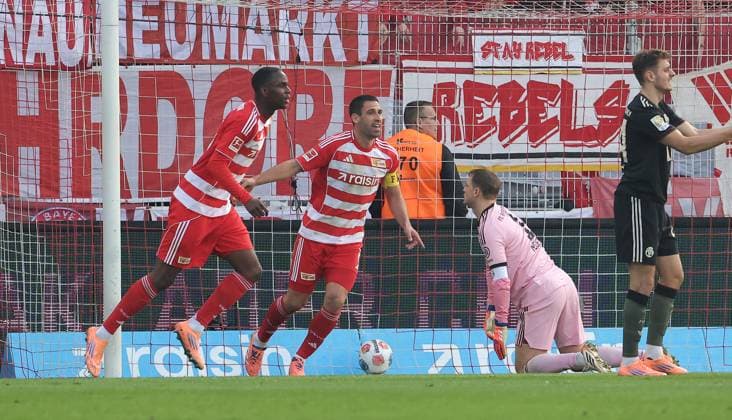 Ilyas Ansah, Rani Khedira jubeln nach 1:0 durch Danilho Doekhi (nicht im Bild) Fußball Fussball Bundesliga Herren DFL 10. Spieltag Saison 2025 2026 08.11.2025 1.FC Union Berlin FCU vs. FC Bayern München FCB DFL regulations prohibit any use of photographs as image sequences and or quasi-video.