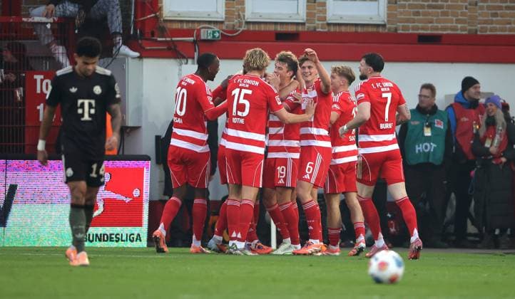 Danilho Doekhi (verdeckt) jubelt nach 1:0 mit Teamkollegen Freude Emotion Jubel Fußball Fussball Bundesliga Herren DFL 10. Spieltag Saison 2025 2026 08.11.2025 1.FC Union Berlin FCU vs. FC Bayern München FCB DFL regulations prohibit any use of photographs as image sequences and or quasi-video.