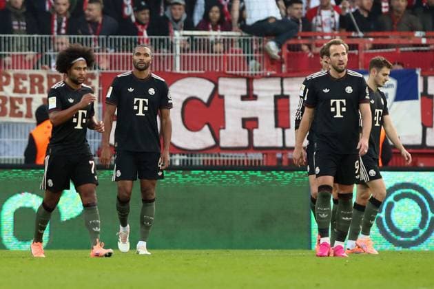 08.11.2025, xtgx, Fussball 1.Bundesliga, Union Berlin - FC Bayern München v.l. Serge Gnabry (FC Bayern Muenchen) Jonathan Tah (FC Bayern Muenchen) Harry Kane (FC Bayern Muenchen) Enttäuscht, traurig, frustriert (DFL DFB REGULATIONS PROHIBIT ANY USE OF PHOTOGRAPHS as IMAGE SEQUENCES and or QUASI-VIDEO) Berlin
