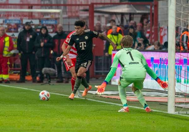 Luis Diaz (FC Bayern Muenchen, 14) mit einem Schuss auf das Tor von Frederik Roennow (FC Union Berlin, 1) zum 1-1. Luis Diaz (FC Bayern Muenchen, 14) with a shot on goal against Frederik Roennow (FC Union Berlin, 1) to make it 1-1 08.11.2025, 1. FC Union Berlin - FC Bayern München, Fussball, 1. Bundesliga in Berlin, Stadion an der Alten Försterei DFL regulations prohibit any use of photographs as image sequences and or quasi-video. Copyright: HMBxMedia xMarcoxBader