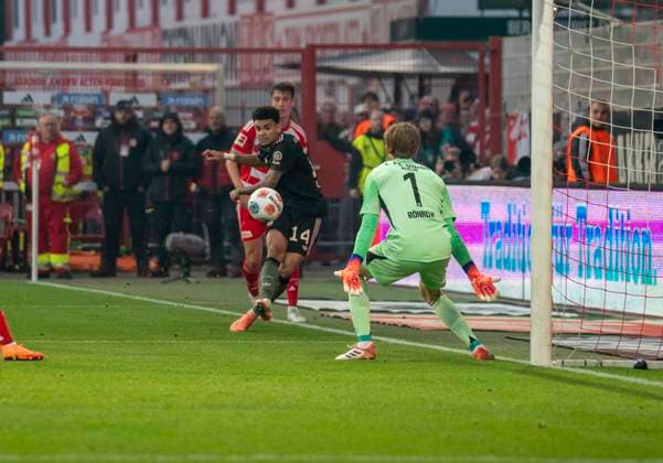 Luis Diaz (FC Bayern Muenchen, 14) mit einem Schuss auf das Tor von Frederik Roennow (FC Union Berlin, 1) zum 1-1. Luis Diaz (FC Bayern Muenchen, 14) with a shot on goal against Frederik Roennow (FC Union Berlin, 1) to make it 1-1 08.11.2025, 1. FC Union Berlin - FC Bayern München, Fussball, 1. Bundesliga in Berlin, Stadion an der Alten Försterei DFL regulations prohibit any use of photographs as image sequences and or quasi-video. Copyright: HMBxMedia xMarcoxBader