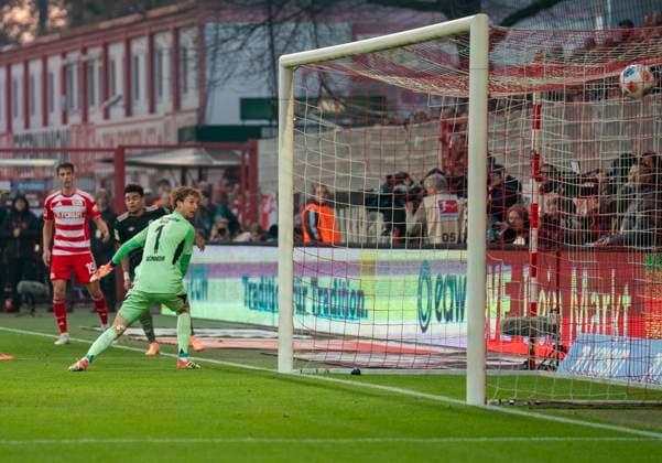 Luis Diaz (FC Bayern Muenchen, 14) mit einem Schuss auf das Tor von Frederik Roennow (FC Union Berlin, 1) zum 1-1. Luis Diaz (FC Bayern Muenchen, 14) with a shot on goal against Frederik Roennow (FC Union Berlin, 1) to make it 1-1 08.11.2025, 1. FC Union Berlin - FC Bayern München, Fussball, 1. Bundesliga in Berlin, Stadion an der Alten Försterei DFL regulations prohibit any use of photographs as image sequences and or quasi-video. Copyright: HMBxMedia xMarcoxBader