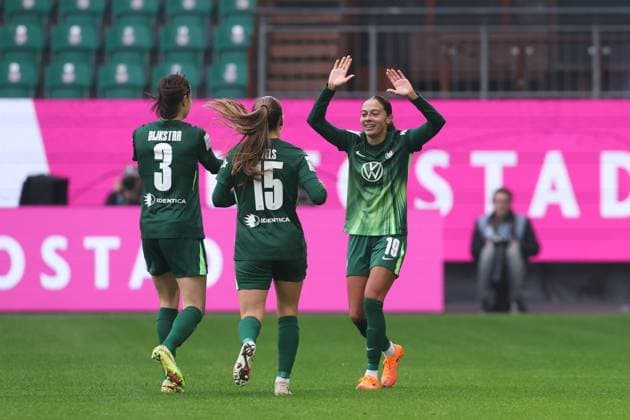 Torjubel - Torschützin Kessya Bussy (VfL Wolfsburg,19) trifft zum 1-0 - Google Pixel Frauen-Bundesliga Saison 2025-2026 VfL Wolfsburg vs. Eintracht Frankfurt in der Volkswagen Arena in Wolfsburg - Aktion,Fußball,Frau,Frauen,Damen,Deutschland,08.11.2025
