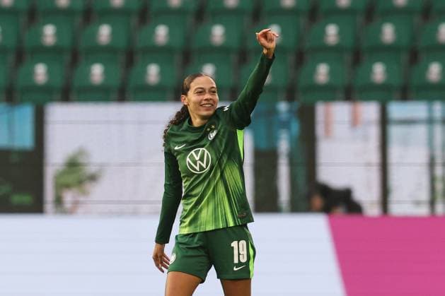 Torjubel - Torschützin Kessya Bussy (VfL Wolfsburg,19) trifft zum 1-0 - Google Pixel Frauen-Bundesliga Saison 2025-2026 VfL Wolfsburg vs. Eintracht Frankfurt in der Volkswagen Arena in Wolfsburg - Aktion,Fußball,Frau,Frauen,Damen,Deutschland,08.11.2025
