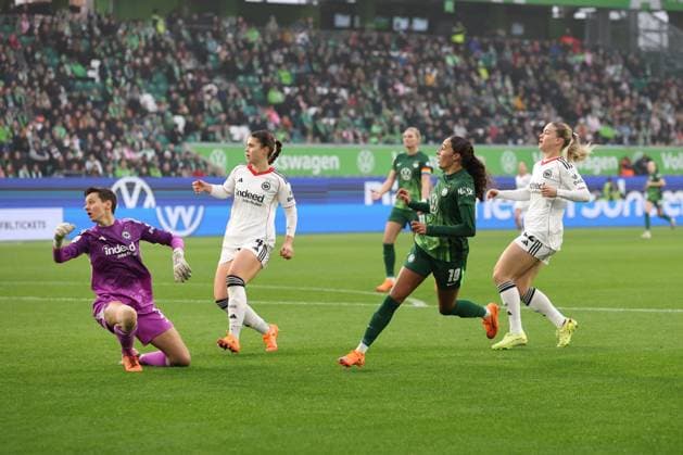Torschützin Kessya Bussy (VfL Wolfsburg,19) trifft zum 1-0 - Google Pixel Frauen-Bundesliga Saison 2025-2026 VfL Wolfsburg vs. Eintracht Frankfurt in der Volkswagen Arena in Wolfsburg - Aktion,Fußball,Frau,Frauen,Damen,Deutschland,08.11.2025