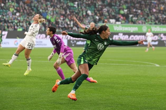 Torjubel - Torschützin Kessya Bussy (VfL Wolfsburg,19) trifft zum 1-0 - Google Pixel Frauen-Bundesliga Saison 2025-2026 VfL Wolfsburg vs. Eintracht Frankfurt in der Volkswagen Arena in Wolfsburg - Aktion,Fußball,Frau,Frauen,Damen,Deutschland,08.11.2025