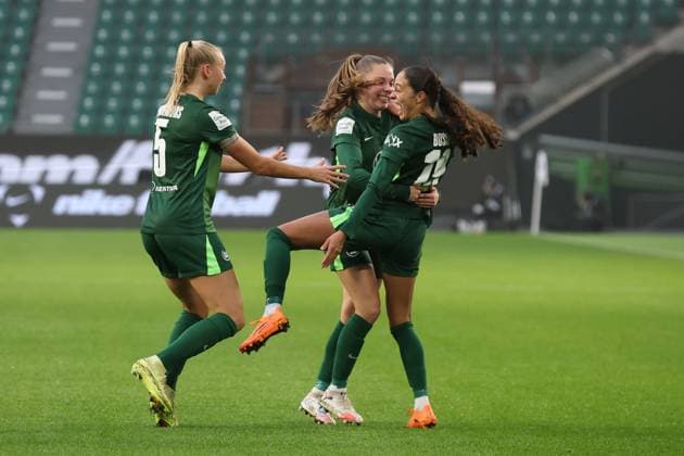 Torjubel - Torschützin Kessya Bussy (VfL Wolfsburg,19) trifft zum 1-0 - Google Pixel Frauen-Bundesliga Saison 2025-2026 VfL Wolfsburg vs. Eintracht Frankfurt in der Volkswagen Arena in Wolfsburg - Aktion,Fußball,Frau,Frauen,Damen,Deutschland,08.11.2025