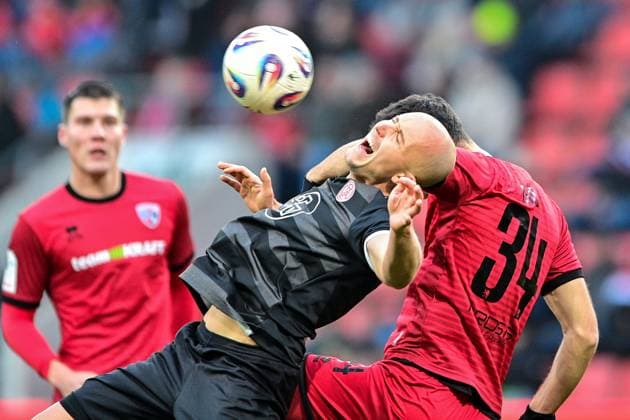 v.li.: Tobias Kraulich (Essen, 33) Lukas Froede (FC Ingolstadt, 34) im Zweikampf, Duell, duel, tackle, Dynamik, Action, Aktion, 08.11.2025, Ingolstadt (Deutschland), Fussball, 3. Liga, FC Ingolstadt 04 - Rot-Weiss Essen, DFB DFL REGULATIONS PROHIBIT ANY USE OF PHOTOGRAPHS AS IMAGE SEQUENCES AND OR QUASI-VIDEO.