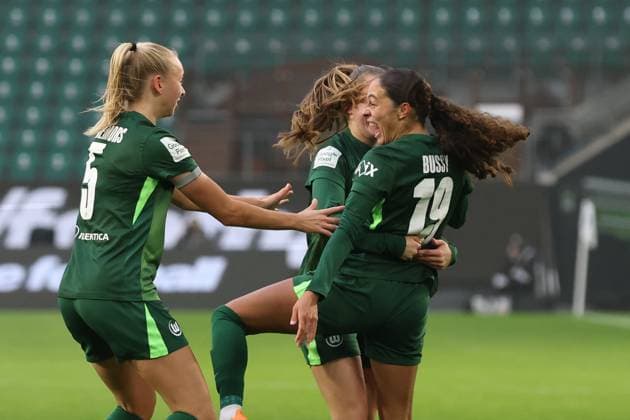 Torjubel - Torschützin Kessya Bussy (VfL Wolfsburg,19) trifft zum 1-0 - Google Pixel Frauen-Bundesliga Saison 2025-2026 VfL Wolfsburg vs. Eintracht Frankfurt in der Volkswagen Arena in Wolfsburg - Aktion,Fußball,Frau,Frauen,Damen,Deutschland,08.11.2025