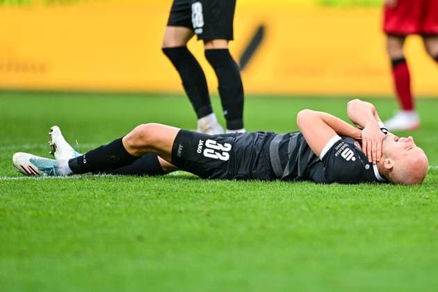 Tobias Kraulich (Essen, 33) liegt am Boden und hält sich den Hals, mit Schmerzen nach einem Foul, racked with pain, Freisteller, Einzelbild, Aktion, Action, 08.11.2025, Ingolstadt (Deutschland), Fussball, 3. Liga, FC Ingolstadt 04 - Rot-Weiss Essen, DFB DFL REGULATIONS PROHIBIT ANY USE OF PHOTOGRAPHS AS IMAGE SEQUENCES AND OR QUASI-VIDEO.