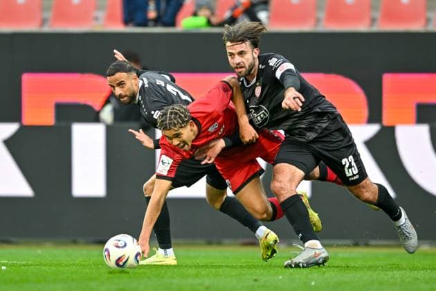 v.li.: Ramien Safi (D Haese, Essen, 7) Yann Sturm (FC Ingolstadt, 7) Jose Enrique Rios Alonso (Essen, 23) im Zweikampf, Duell, duel, tackle, Dynamik, Action, Aktion, 08.11.2025, Ingolstadt (Deutschland), Fussball, 3. Liga, FC Ingolstadt 04 - Rot-Weiss Essen, DFB DFL REGULATIONS PROHIBIT ANY USE OF PHOTOGRAPHS AS IMAGE SEQUENCES AND OR QUASI-VIDEO.