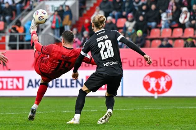 v.li.: Jonas Scholz (FC Ingolstadt, 15) mit Fallrückzieherm Tom Ludovic Jean-Baptiste Moustier (Essen, 28), 08.11.2025, Ingolstadt (Deutschland), Fussball, 3. Liga, FC Ingolstadt 04 - Rot-Weiss Essen, DFB DFL REGULATIONS PROHIBIT ANY USE OF PHOTOGRAPHS AS IMAGE SEQUENCES AND OR QUASI-VIDEO.