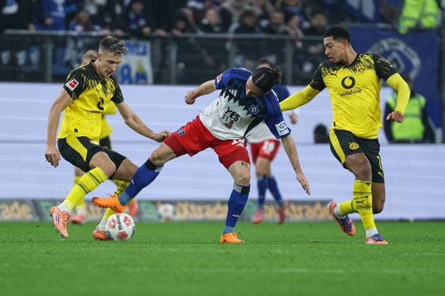 1. Bundesliga - Hamburger SV - Borussia Dortmund am 08.11.2025 im Volksparkstadion in Hamburg Rayan Philippe (Hamburg 14) gegen Nico Schlotterbeck (Dortmund 4) und Jobe Bellingham (Dortmund 7)